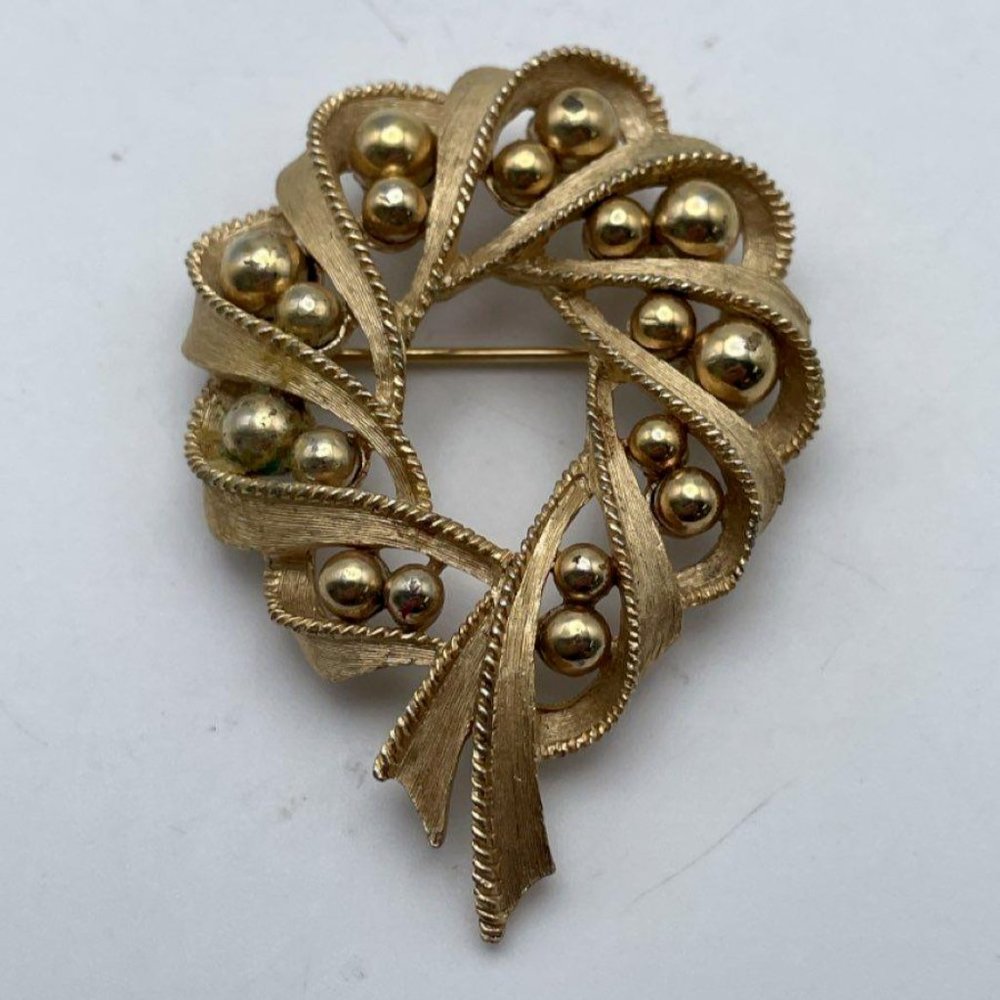 Vintage Crown Trifari Gold Tone Beaded Women's Brooch Pin Metal and Faux Pearl